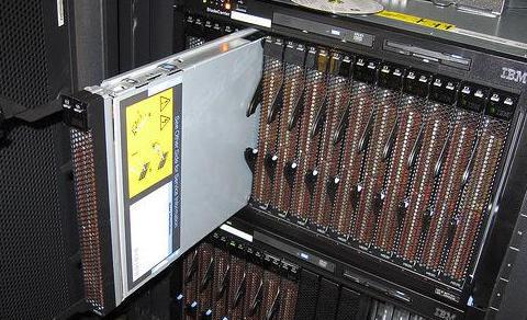 6141a4aa2ab29.jpg 機(jī)架式服務(wù)器和刀片服務(wù)器有何區(qū)別.jpg